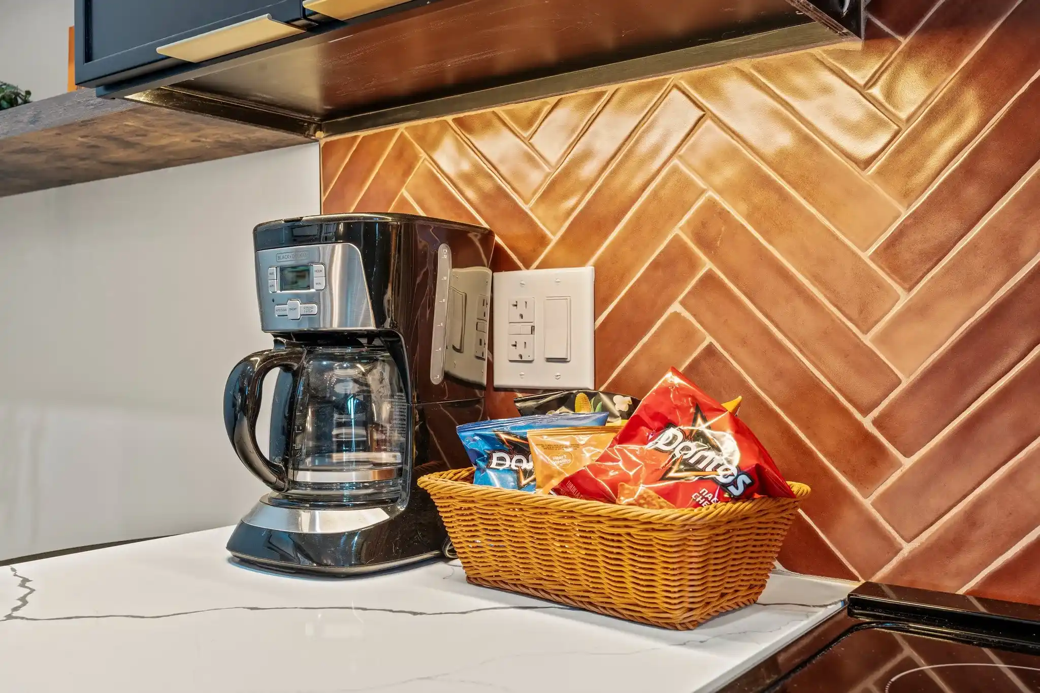 Start your day right! Enjoy a cup of coffee and some provided snacks – our little welcome gift to you.
