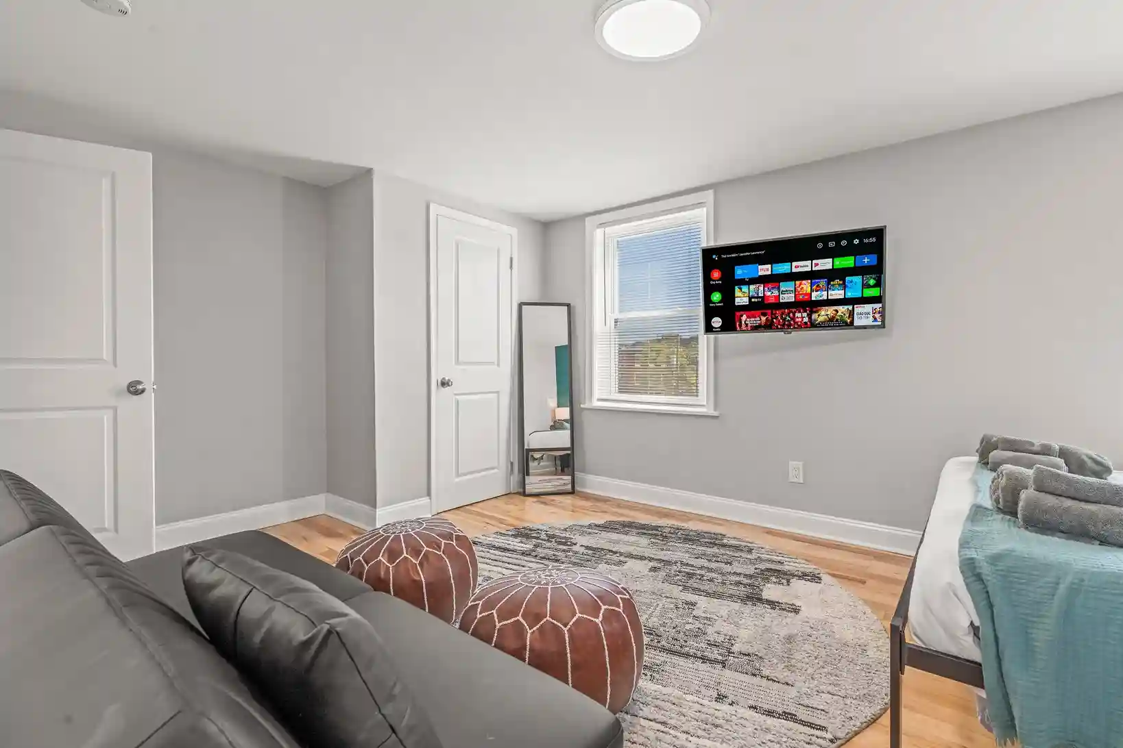 Modern sofa folds down for an additional guest bed, giving you flexible sleeping options.