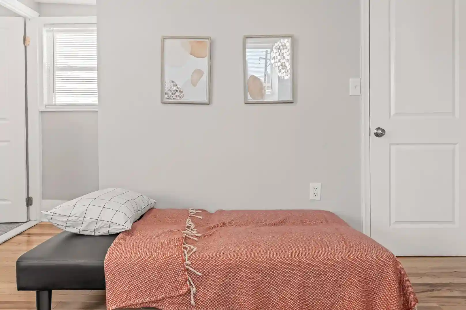 An additional sleeping setup ensures plenty of room for groups or families.