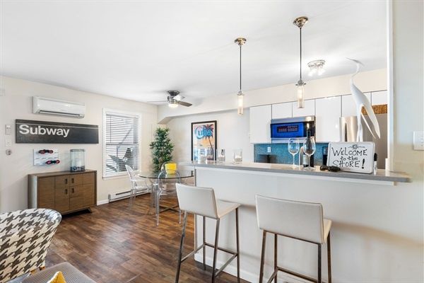 Coastal charm meets convenience—gather for meals or cocktails at this welcoming breakfast bar.