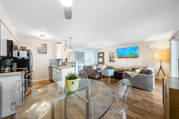 Enjoy breakfast with a view or board games at night—this airy dining nook makes every moment feel fresh and relaxed.