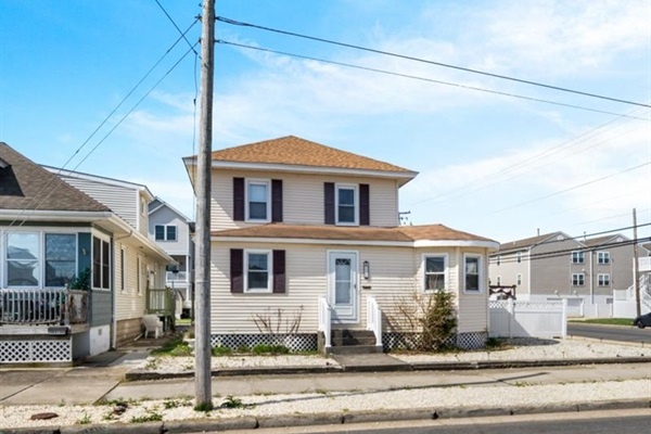 Your perfect shore escape awaits—easy parking, peaceful neighborhood, and that salty sea breeze.