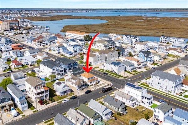 Perfectly positioned between ocean and bay for the best of both worlds—sunrise strolls and sunset views.