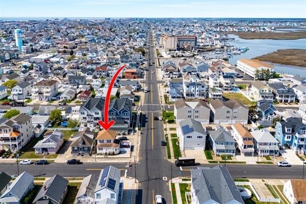 Prime coastal spot—walk straight to the sand, restaurants, and shops from this charming beach-town retreat.