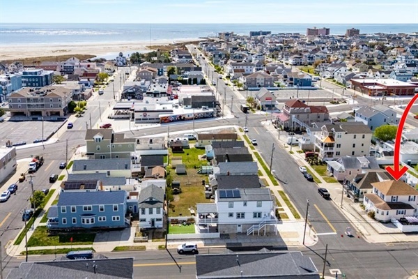 Soak in the best of the shore—this sunny corner home sits perfectly between beach days and bay sunsets.