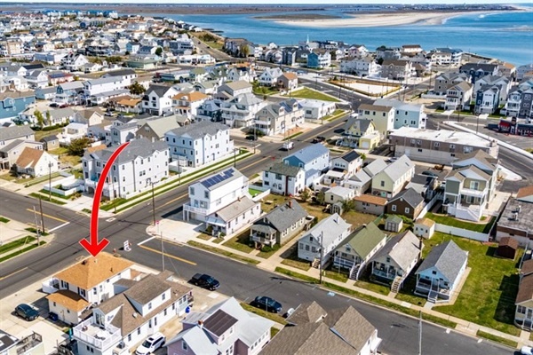 A peaceful spot surrounded by coastal charm, minutes from both the ocean and the bayfront.