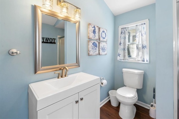 Seashell curtains, soft lighting, spotless vanity—your quick refresh before a stroll to the shore.