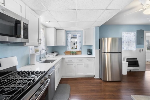 A cheerful kitchen with everything you need—just bring your favorite recipes and that seaside appetite.