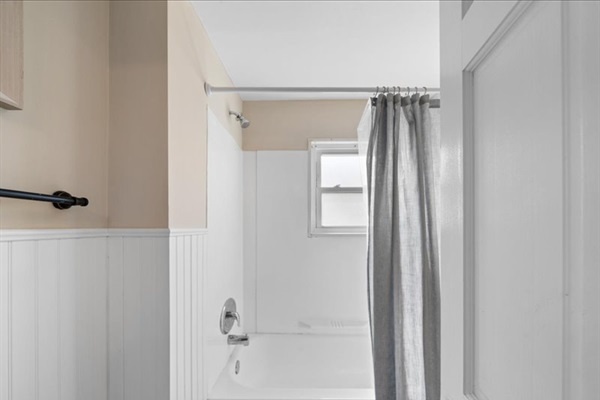 Clean and simple bath with full tub—ideal for a quick rinse or a relaxing soak after a long beach day.