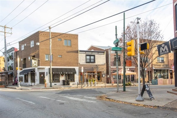 You will love the vibrant and charming neighborhood, filled with unique shops and dining options. The perfect setting for a memorable and enjoyable stay in the heart of the city.