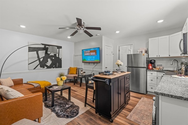 Enjoy the modern, open-plan kitchen and living area. You will appreciate the sleek appliances, ample counter space, and comfortable seating, making it easy to relax and unwind after a day of exploring.