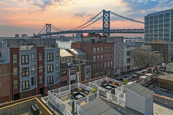 Wake up to postcard-perfect views of the Ben Franklin Bridge and Delaware River right from your rooftop lounge.