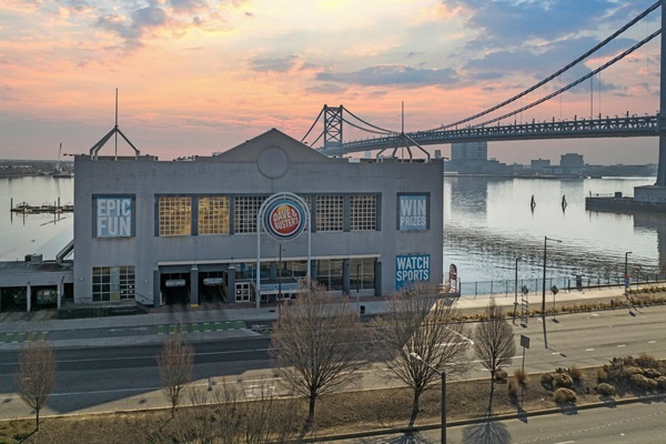 Just a block from the waterfront! Enjoy dining, fun, and river views all within easy reach.