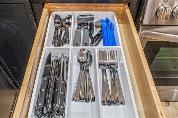 Enjoy every meal with ease—thoughtfully organized drawers keep dining simple and seamless.