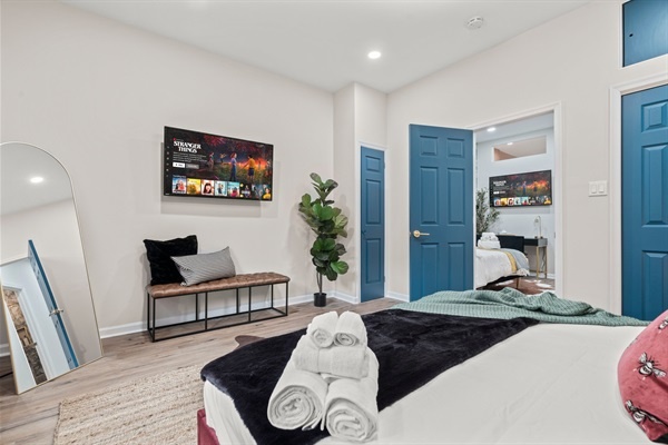 You will appreciate the cozy bedroom featuring vibrant cushions, fresh linens, and a sleek TV. The inviting atmosphere is perfect for unwinding after a day of exploring.