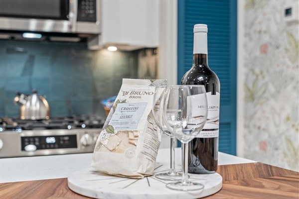 You will love the thoughtful welcome touches, like a complimentary bottle of wine and gourmet snacks, awaiting you in the stylish kitchen. It’s the perfect start to your relaxing stay in this beautiful space.