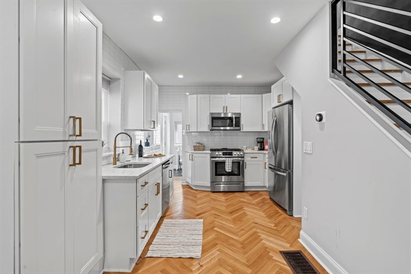 Enjoy the spacious and elegant kitchen area, featuring sleek cabinetry and ample counter space. The inviting atmosphere is ideal for both quick snacks and elaborate dinners, offering a delightful cooking experience.