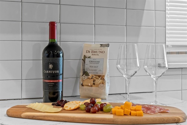 You will appreciate the welcome with a bottle of fine wine, gourmet cheese, and snacks. It’s perfect for enjoying a relaxing evening after a day of exploring, making your stay even more delightful.