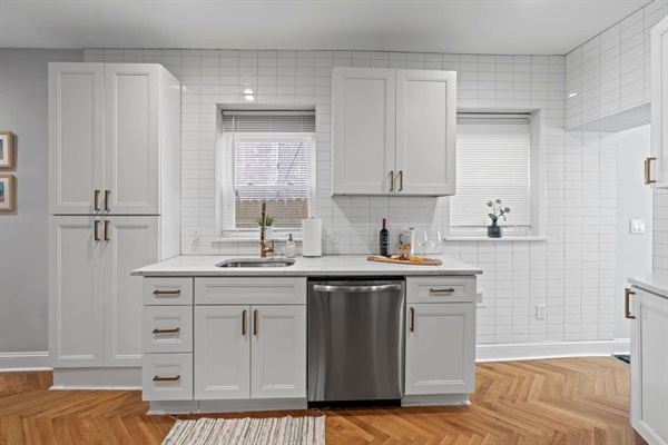 You will appreciate the modern kitchen, fully equipped with stainless steel appliances. The bright, clean design makes meal preparation a joy, perfect for whipping up delicious meals and enjoying your culinary adventures.